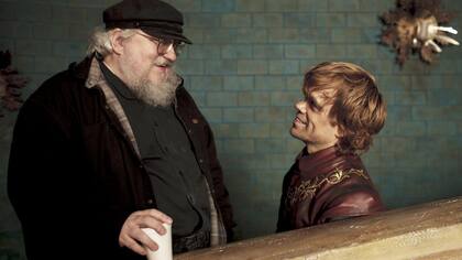 George R. R. Martin junto a Peter Dinklage en el set de Game of Thrones