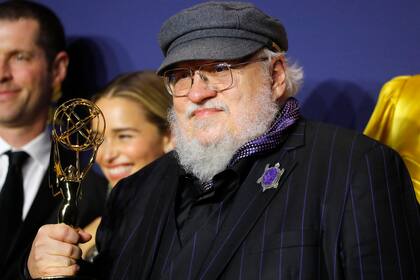 George R.R. Martin sube a recibir el Emmy, con uno de los 337 premios que ganó la serie