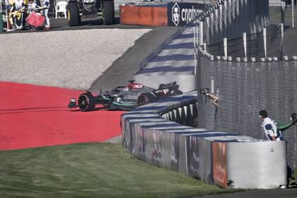George Russell completó el mal día de Mercedes: muy poco tiempo después que su compañero, se salió del camino en la Q3, pero aun así quedó con el quinto tiempo.