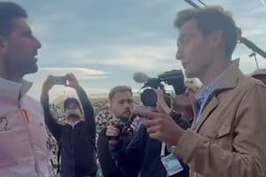 George Russell en el encuentro con Novak Djokovic en el Master 1000 de Montercarlo (Imagen: Twitter / ATPTour)