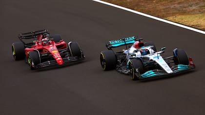 George Russell (Mercedes) batalla con Charles Leclerc (Ferrari) en el Gran Premio de Hungría; en Brackley prefieren ser realistas y proyectan que las Flechas de Plata todavía estarán por detrás de Red Bull Racing y la Scuderia en el inicio de 2023