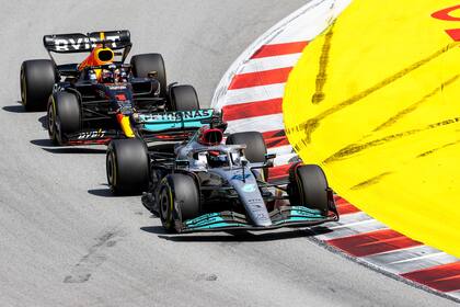 George Russell (Mercedes) y Max Verstappen (Red Bull Racing) en el Gran Premio de España; las escuderías más poderosas de la Fórmula 1 sostienen que la suba de los costos de la energía y el transporte influyen para no cumplir con el tope presupuestario