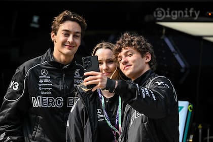 George Russell y Kimi Antonelli se divierten; los pilotos de Mercedes pasan un gran momento