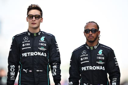George Russell y Lewis Hamilton, la pareja de pilotos de Mercedes; el joven británico aventaja por 34 puntos al séptuple campeón del mundo de la Fórmula 1