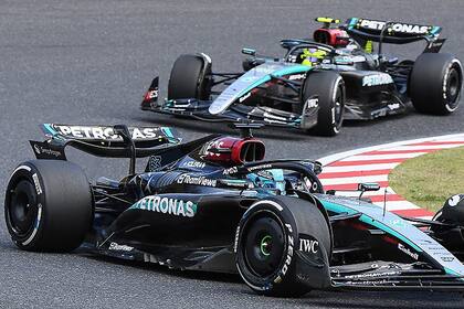 George Russell y Lewis Hamilton transitan el circuito de Suzuka, Japón; este año Mercedes marcha cuarto, lejos de sus antecesores y en plena puja con Aston Martin.