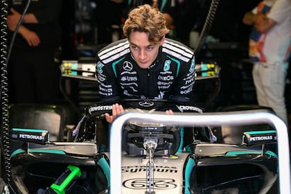 George Russell y Mercedes ratificaron el favoritismo que sugerían las prácticas; el inglés dominó ampliamente el sábado en Melbourne y partirá primero en la carrera, justo delante de su compañero, Kimi Antonelli.