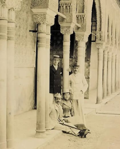George W. Vanderbilt -el último a la derecha, con amigos en Granada, España- fue quien mandó construir Biltmore House, la encarnación del glamour de la Edad Dorada.
- Biltmore Company Archives