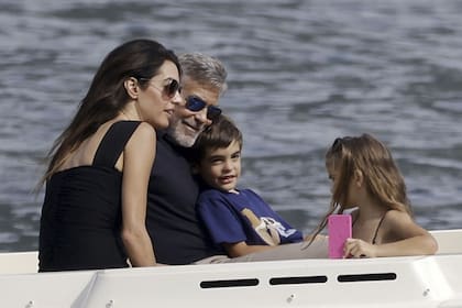 George y Amal Clooney, junto con sus hijos Ella y Alexander, en Lago di Como