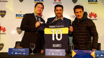 George Zhangzhe de Huawei, Daniel Angelici y Guillermo Barros Schelotto tras la firma del acuerdo entre la compañía china y el club