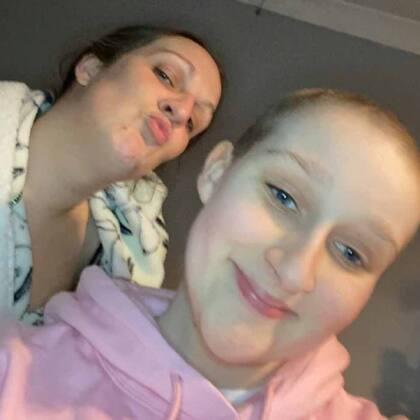 Georgia Leslie, junto a su madre Kate, que fue quien le transmitió la noticia de que el moretón que tenía en el tórax era en realidad el signo de algo más grave