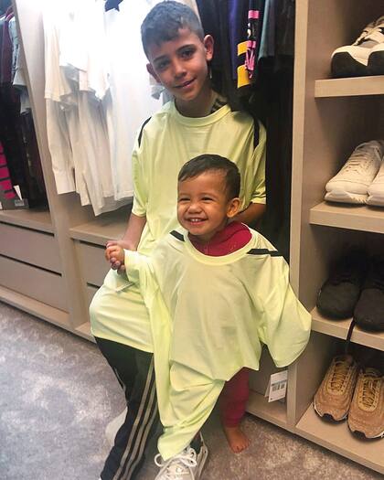 Tras varios días en silencio en redes sociales, el 3 de febrero, ella publicó una foto de Cristiano Jr y de Mateo vestidos con camisetas de Ronaldo. “Mis hombrecitos”, escribió.