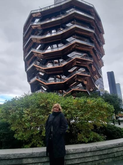 Georgina con la Torre Vessel de fondo