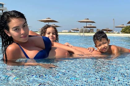 Georgina disfruta de la pileta junto a Mateo y Alana.