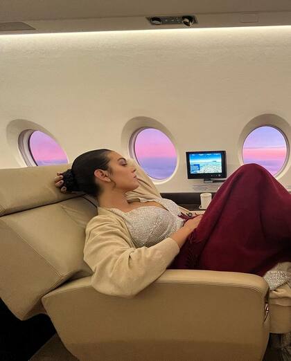 Georgina Rodríguez tomó un descanso en su jet privado en el marco del Festival de Cannes
