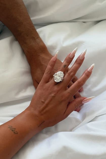Georgina y Cristiano anunciaron su compromiso
en las redes sociales con una foto de la mano de
ella –sobre la de él– con el impactante anillo de
diamante valuado en, al menos, seis millones
de dólares