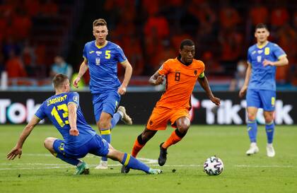 Georginio Wijnaldum de Holanda es desafiado por Illia Zabarnyi de Ucrania durante el partido del Grupo C del Campeonato de la UEFA Euro 2020 entre Holanda y Ucrania en el Johan Cruijff ArenA el 13 de junio de 2021 en Amsterdam, Holanda.