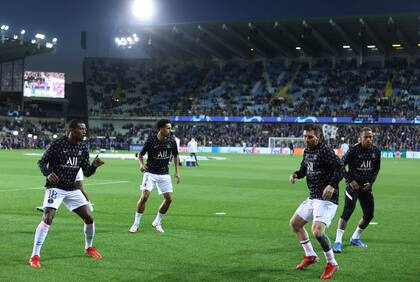  Georginio Wijnaldum,  Marquinhos, Lionel Messi y Neymar entran en calor antes del partido