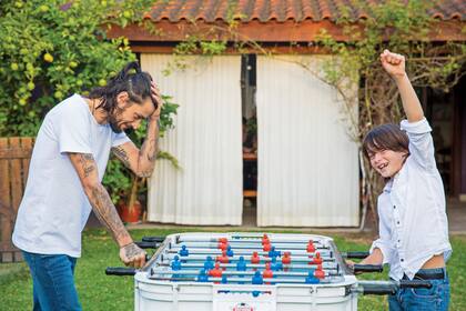 Jorge y Matías, concentrados en el metegol