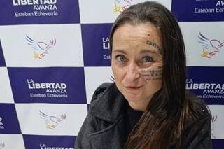 Una activista que vive con 20 gatos y 5 perros quiere ser concejal libertaria en Esteban Echeverría