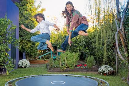 Desde este año, Helena y Matías van a un colegio Waldorf, donde, cuenta Gegé, “se prioriza la integridad del chico, la búsqueda, el respetar sus tiempos, sus formas”. Y agrega: “En casa tenemos una huerta y ayuda porque ellos están aprendiendo a cuidar las frutas y verduras y así generar su alimento