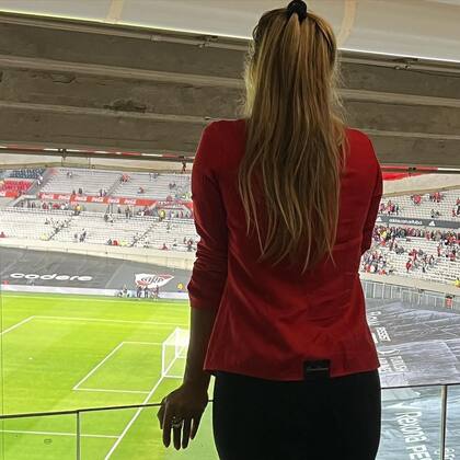 Geraldine de espaldas viendo hacia el Monumental