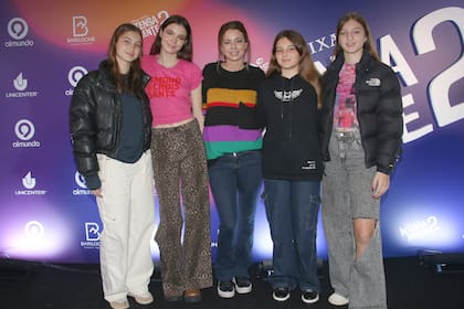 Geraldine junto a su hija y sus tres sobrinas, en el estreno de la película Intensamente 2