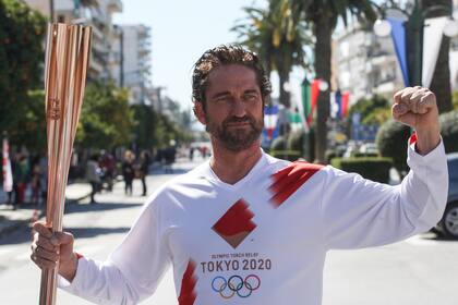 El actor Gerard Butler, uno de los relevistas de la antorcha olímpica