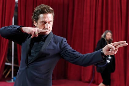 Gerard Butler le puso humor a su paso por la red carpet