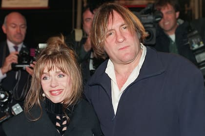Gérard Depardieu junto a Élisabeth Guignot, en octubre de 1992 en París, en una gala de estreno