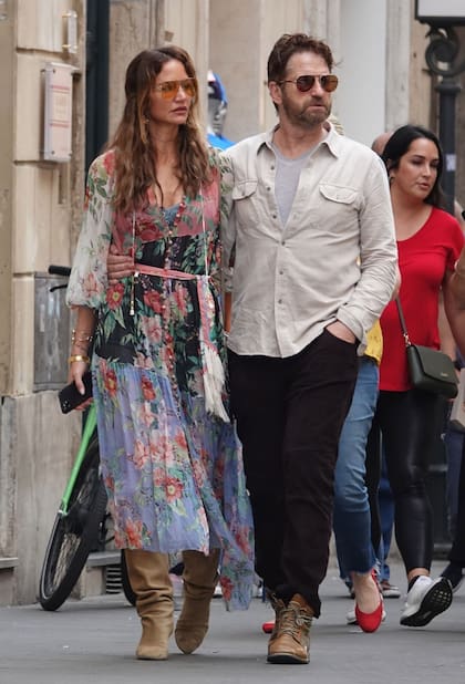 Gerard Butler con su novia Morgan Brown pasean por el centro histórico de Roma