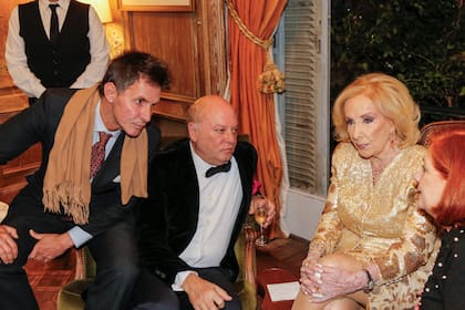 Gerard Confaloneri, Martín Cabrales y Teresa González Fernández conversan en el salón privado de la residencia del embajador