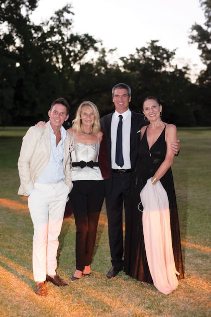Gerard Confalonieri con Marina Blaquier,
tía abuela de Luisa, junto a los hermanos Hernán Agote y Ginette Reynal.