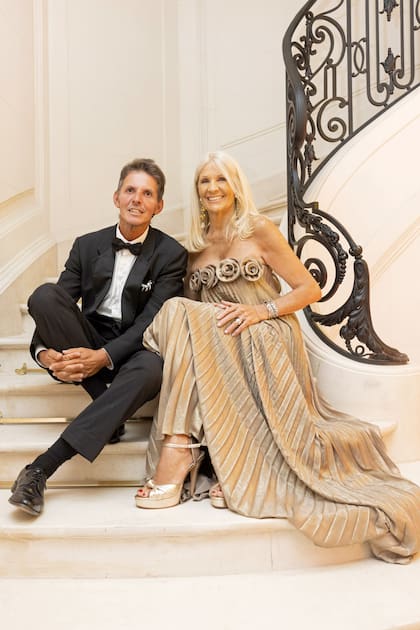 Gerard Confalonieri y Evelyn Scheidl (con un vestido de Adot Azevedo) posaron en la escalera de mármol. En pocos meses, la Mansión Mihura abrirá sus puertas como Recoleta
Grand Hotel.