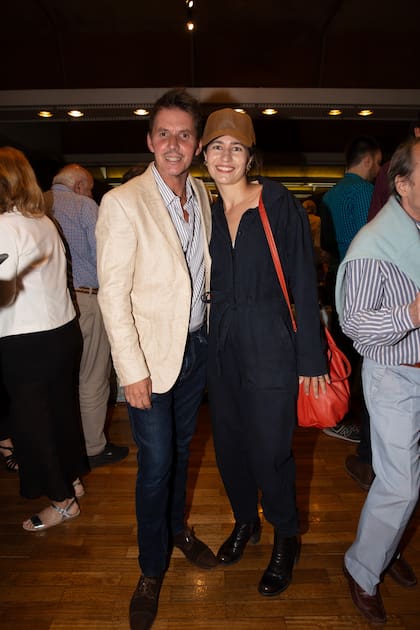 Gerard Confalonieri y Flor Bordeu charlaron durante el cóctel.