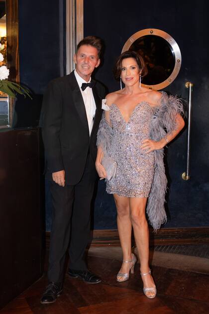 Gerard Confalonieri y Juana Santillán, que se esmeró con su look de brillos y plumas.