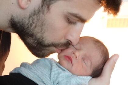 Gerard junto a su primogénito, Milan, que nació el 22 de enero de 2013 en Barcelona