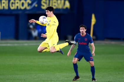 Gerard Moreno controla la pelota frente a Stefan Savic.
