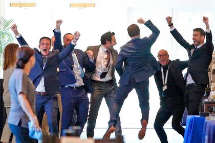 Gerard Piqué celebra con integrantes del Kosmos Sports Group, la aprobación del nuevo formato del torneo de la Copa Davis