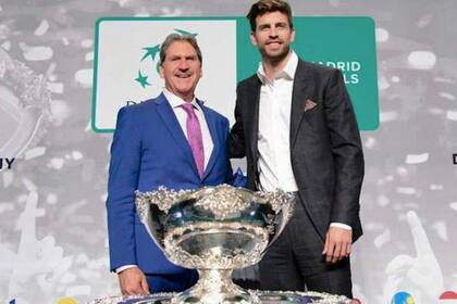 Gerard Piqué, futbolista y presidente del grupo Kosmos, junto con Dave Haggerty, presidente de la Federación Internacional de Tenis. 