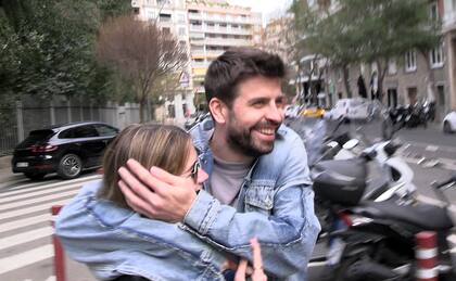 Gerard Piqué y Clara Chía: ambos fueron pura sonrisas frente a los flashes y las preguntas de la prensa
