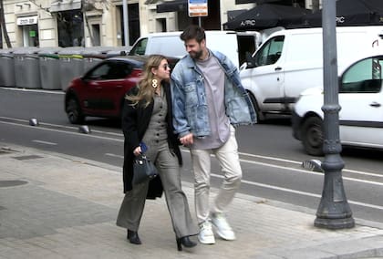 Gerard Piqué y Clara Chía son vistos caminando por la calle 