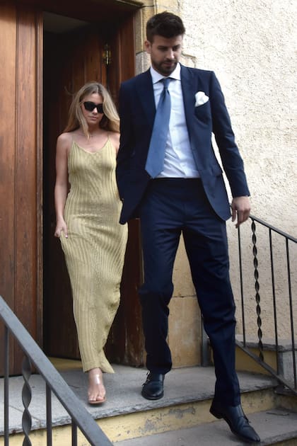 Gerard y Clara salen de la iglesia después de la ceremonia.