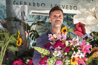 Es florista desde los 14 años y crea jardines fantásticos para fiestas de lujo