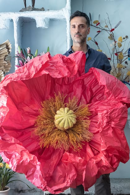 Gerardo Acevedo usa papeles, hilos, luces y cualquier tipo de materialidad que lo inspire para crear sus flores con un criterio tan ornamental como artístico.