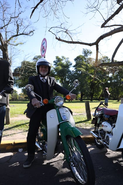 Gerardo asistió con una Honda Econo power c90 1991