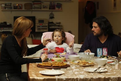 Gerardo Biglia, Gabriela Núñez y su hija Helena (2) cenan milanesas de tofu, fainá y trigo burgol