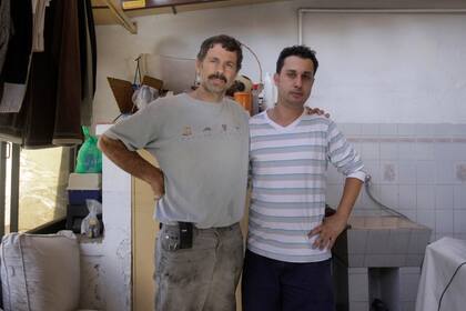 Gerardo (der.), junto a Franco Lombardo, su vecino de Tolosa