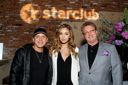 Gerardo junto a su hija, la modelo Nadia Mejia y el anfitrión de la fiesta privada, Bernhard Fritsch, en 2014 en Santa Mónica, California