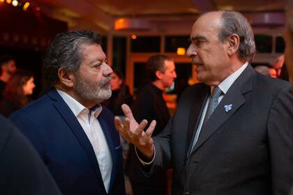 Gerardo Martínez, jefe de la Uocra, dialoga con Guillermo Francos, el jefe de Gabinete de Milei