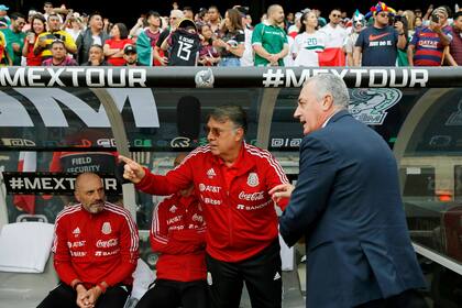 Gerardo Martino, con Gustavo Alfaro, dos entrenadores argentinos en un cruce internacional